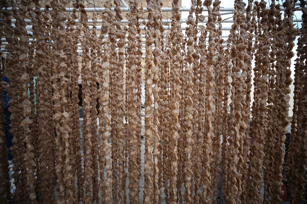 Foto - Tarihi kent Mardin'de turistlerin cevizli sucuk mesaisi