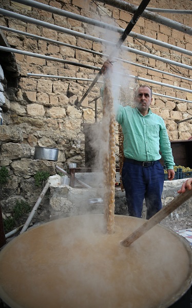 Foto - Tarihi kent Mardin'de turistlerin cevizli sucuk mesaisi