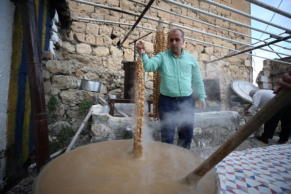 Foto - Tarihi kent Mardin'de turistlerin cevizli sucuk mesaisi