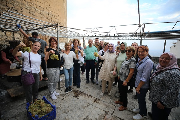 Foto - Tarihi kent Mardin'de turistlerin cevizli sucuk mesaisi