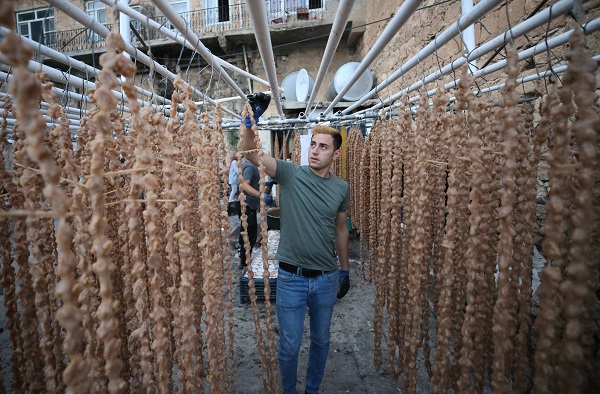 Foto - Tarihi kent Mardin'de turistlerin cevizli sucuk mesaisi