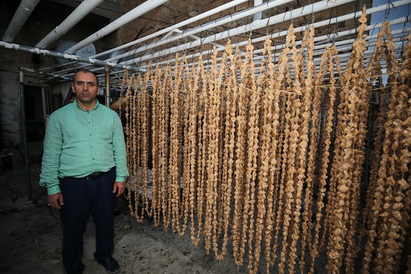 Foto - Tarihi kent Mardin'de turistlerin cevizli sucuk mesaisi
