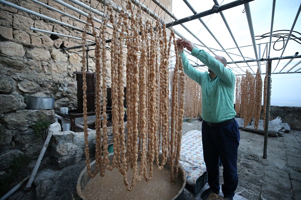 Foto - Tarihi kent Mardin'de turistlerin cevizli sucuk mesaisi