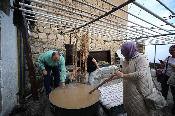 Foto - Tarihi kent Mardin'de turistlerin cevizli sucuk mesaisi