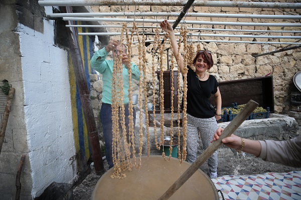 Foto - Tarihi kent Mardin'de turistlerin cevizli sucuk mesaisi