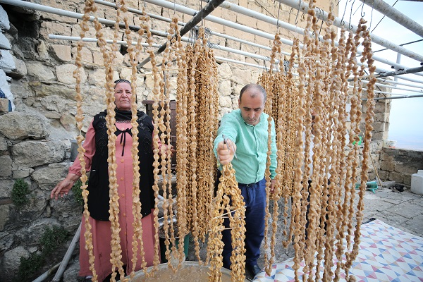 Foto - Tarihi kent Mardin'de turistlerin cevizli sucuk mesaisi
