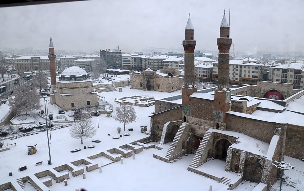 Foto - Tarihi kent merkezi beyaz örtüyle kaplandı!