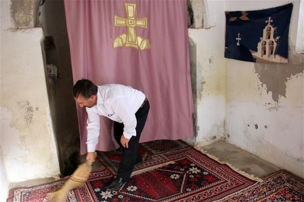 Foto - Tarihi kilise imama emanet