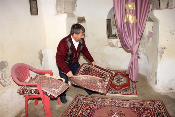 Foto - Tarihi kilise imama emanet