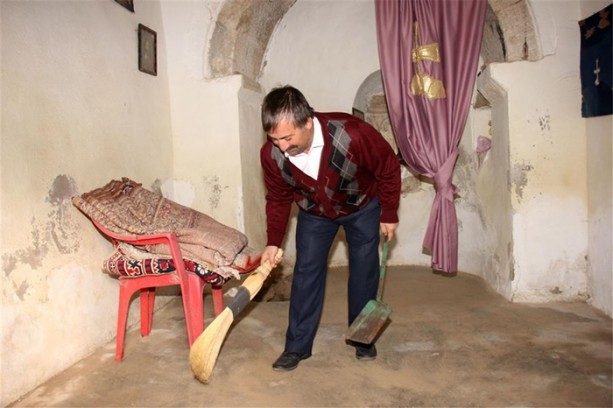 Foto - Tarihi kilise imama emanet