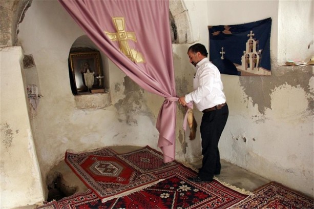 Foto - Tarihi kilise imama emanet