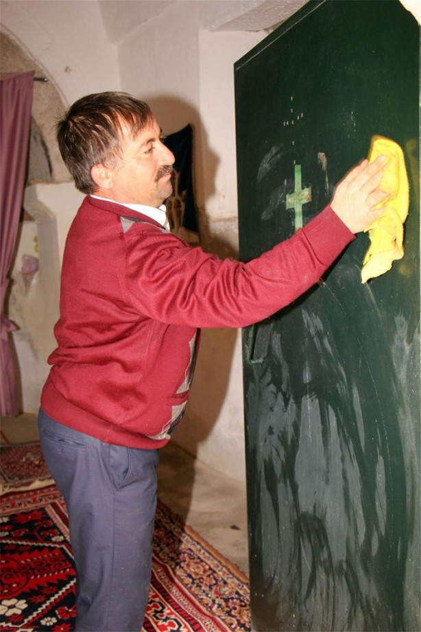 Foto - Tarihi kilise imama emanet