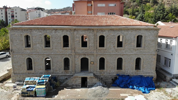 Tarihi kışla ayağa kaldırılıyor