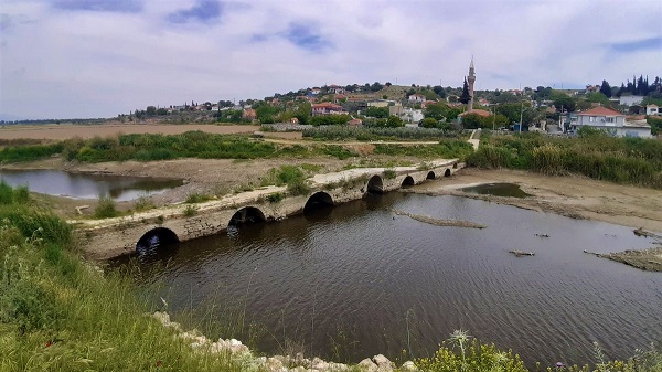 Tarihi köprü kaderine terk edildi