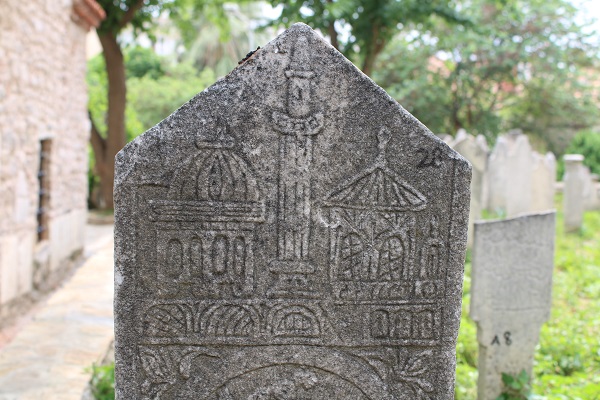 Tarihi külliyenin gizemi çözülecek! 2 asırlık mezar taşının sırrı