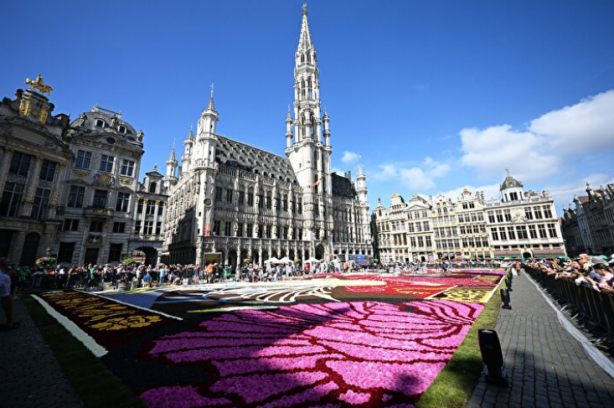 Foto - Tarihi meydan rengarenk! Bin 680 metrekarelik çiçekten halı