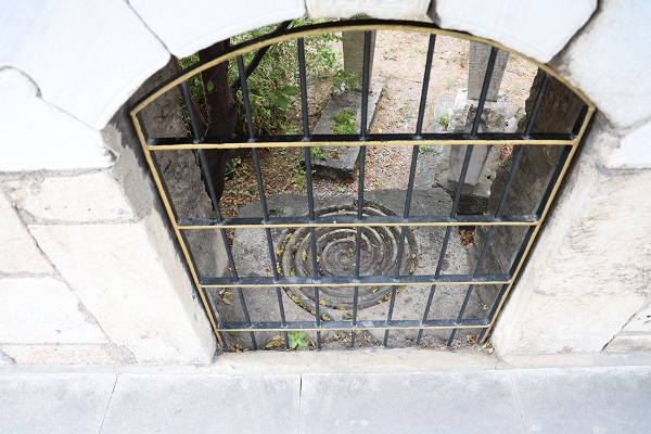 Foto - Tarihi mezar taşına işlenmiş! Bu sembolün sırrı ne?