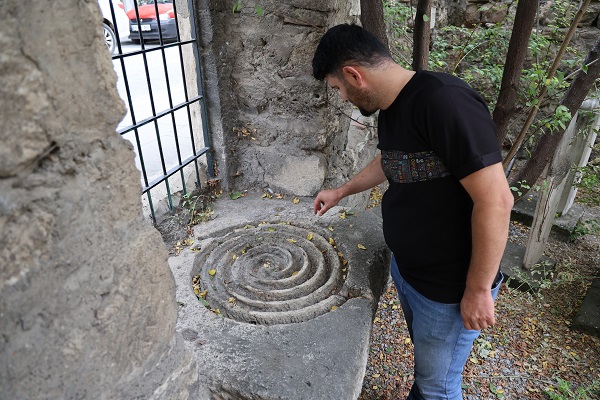 Foto - Tarihi mezar taşına işlenmiş! Bu sembolün sırrı ne?