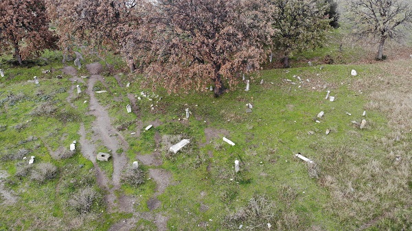 Foto - Tarihi mezarlığın içler acısı hali