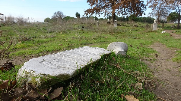 Foto - Tarihi mezarlığın içler acısı hali