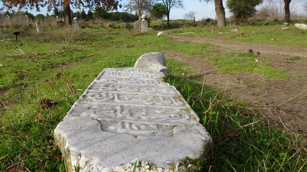 Foto - Tarihi mezarlığın içler acısı hali