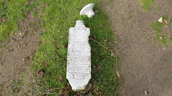 Foto - Tarihi mezarlığın içler acısı hali