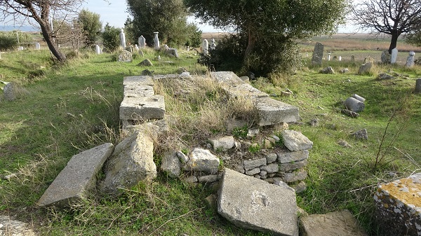 Foto - Tarihi mezarlığın içler acısı hali