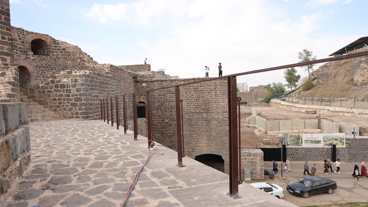 Foto - Tarihi surlara demir korkuluk takıldı