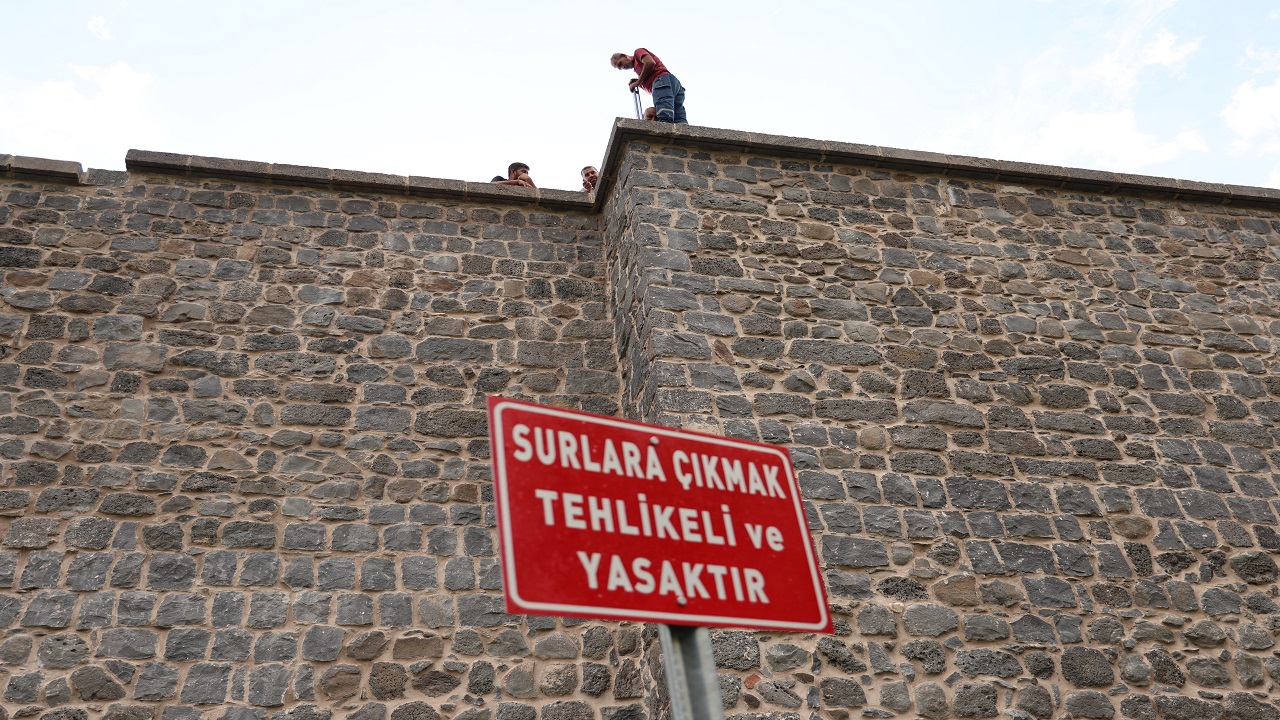 Foto - Tarihi surlara demir korkuluk takıldı