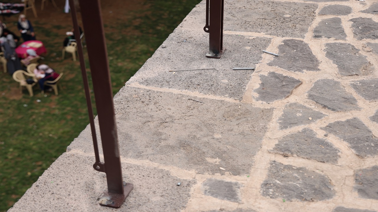 Foto - Tarihi surlara demir korkuluk takıldı