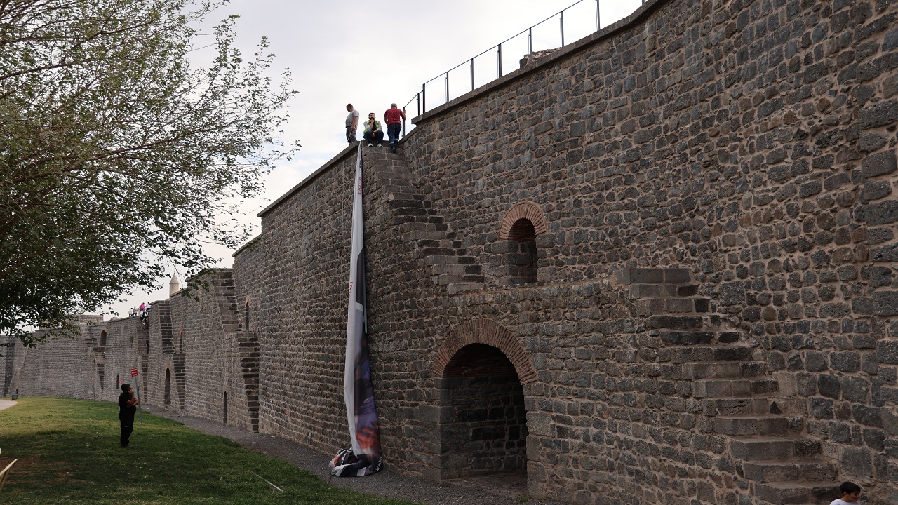 Foto - Tarihi surlara demir korkuluk takıldı