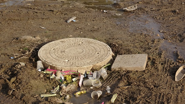 Foto - Tarihi türbenin yolu işte bu halde!