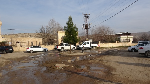 Foto - Tarihi türbenin yolu işte bu halde!