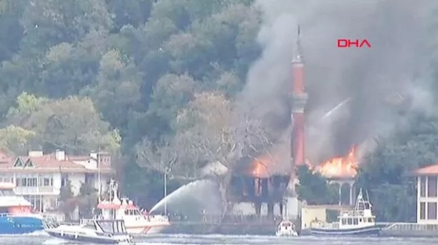 Foto - Tarihi Vaniköy Camii alev alev yanıyor!