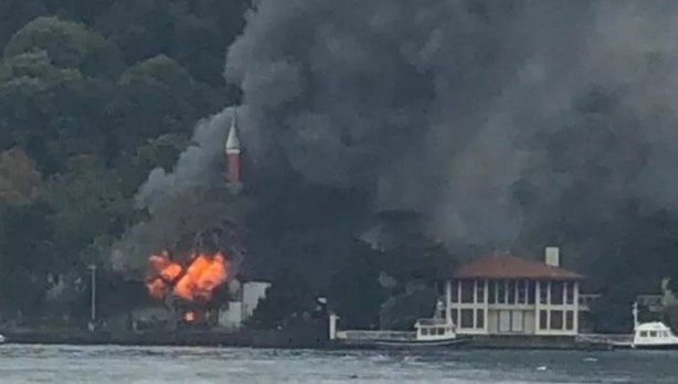Tarihi Vaniköy Camii alev alev yanıyor!