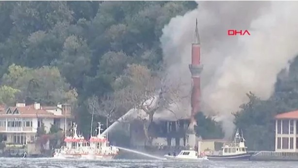 Foto - Tarihi Vaniköy Camii alev alev yanıyor!