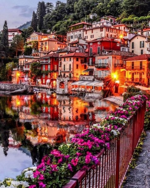 Tarihi Varenna şehri güzelliğiyle göz dolduruyor