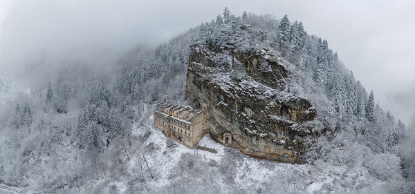 Tarihi yapı beyaz örtüyle kaplandı! 