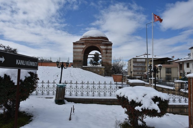 Tarihi yapılar kar ile beyaza büründü
