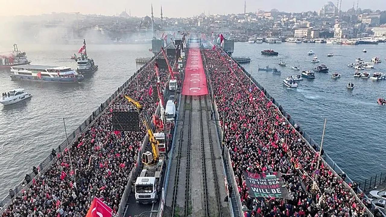 Foto - Tarihi yürüyüşten duygulandıran kareler! "Dün Ayasofya, bugün Emevi, yarın Aksâ
