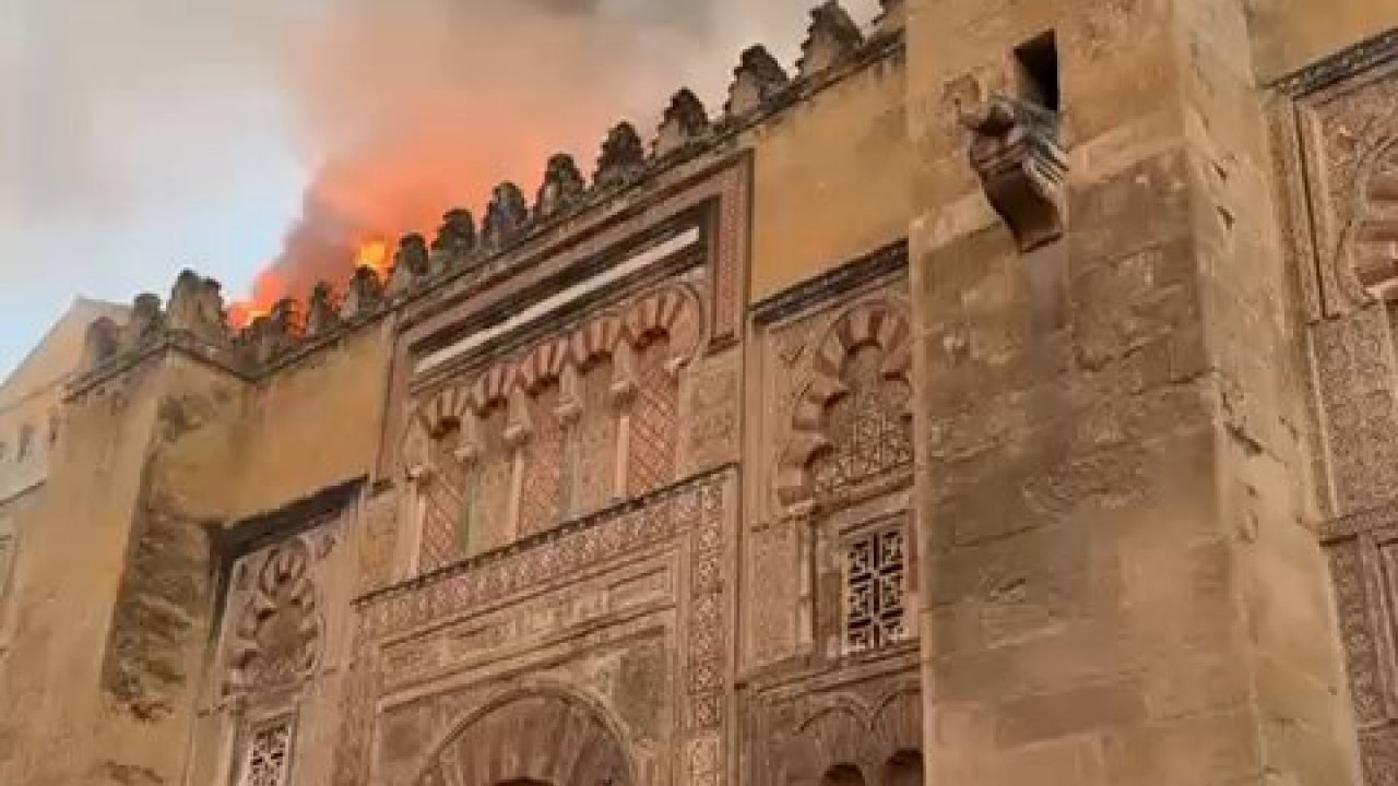 Foto - Tarihin kalbi alev aldı! İspanya'nın sembollerinden Kurtuba Camii’nde yangın!
