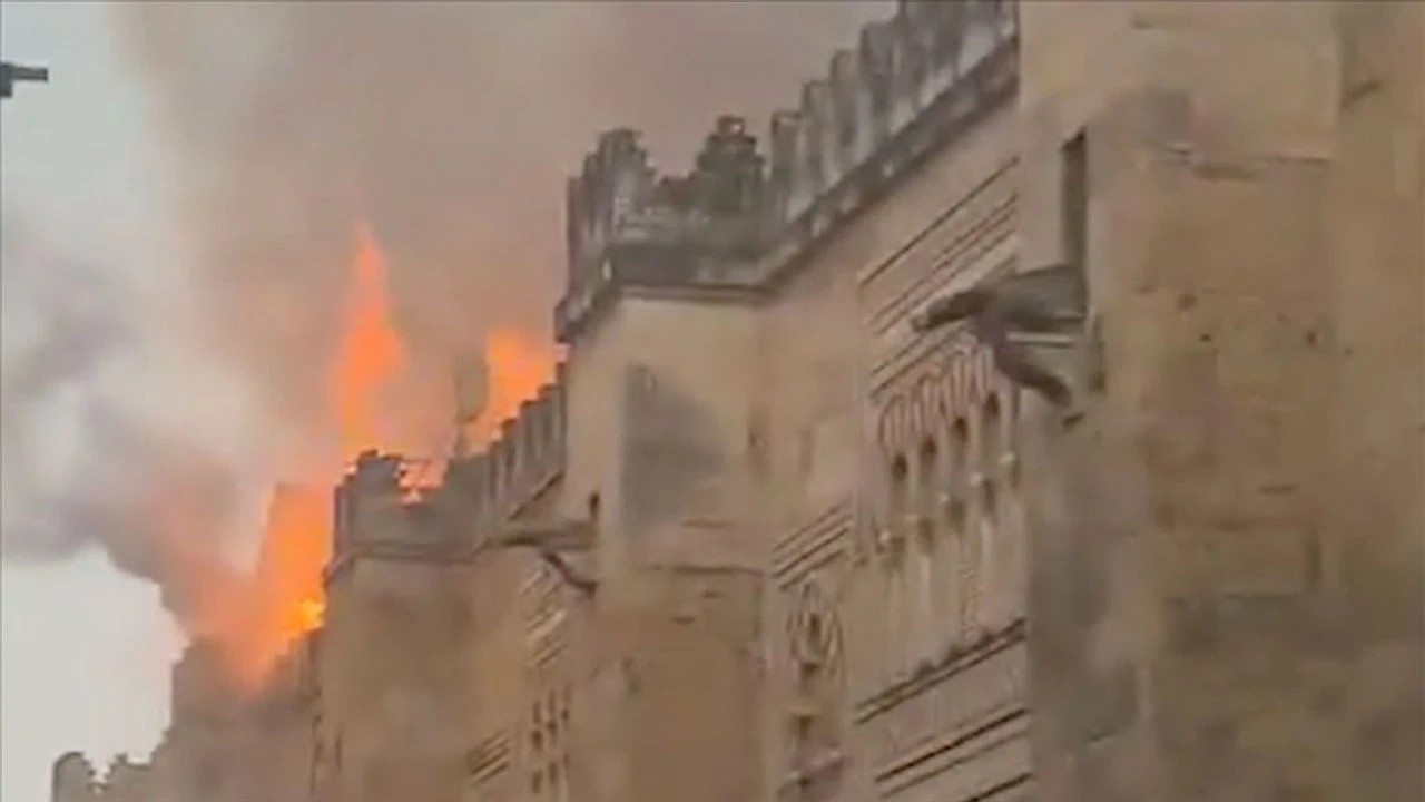 Foto - Tarihin kalbi alev aldı! İspanya'nın sembollerinden Kurtuba Camii’nde yangın!