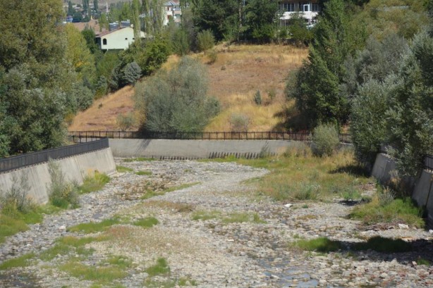 Foto - Tarım arazilerini sulayan dere kurudu! Çiftçilerden yardım çağrısı