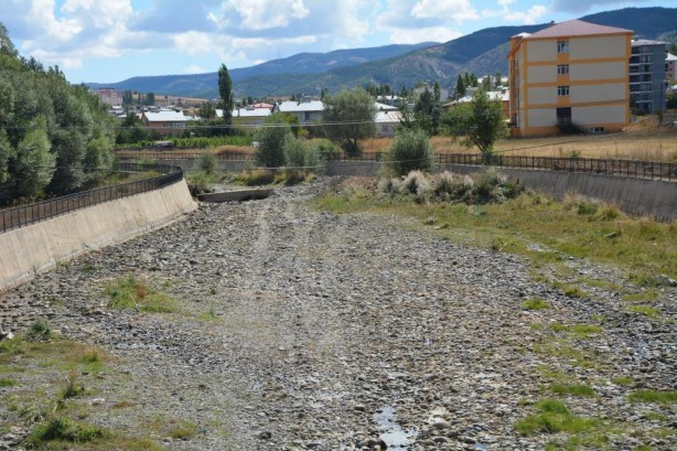 Foto - Tarım arazilerini sulayan dere kurudu! Çiftçilerden yardım çağrısı