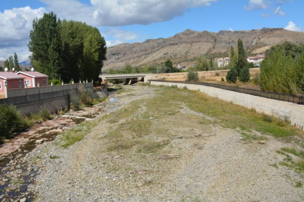 Foto - Tarım arazilerini sulayan dere kurudu! Çiftçilerden yardım çağrısı