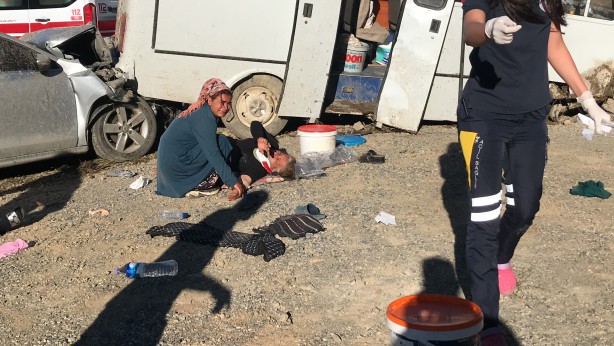 Foto - Tarım işçilerini taşıyan minibüs kaza yaptı! Ortalık savaş alanına döndü