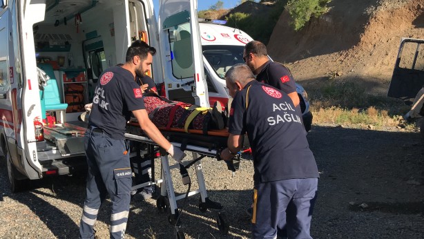 Foto - Tarım işçilerini taşıyan minibüs kaza yaptı! Ortalık savaş alanına döndü