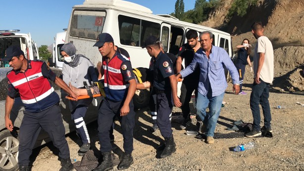 Foto - Tarım işçilerini taşıyan minibüs kaza yaptı! Ortalık savaş alanına döndü