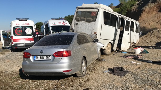 Foto - Tarım işçilerini taşıyan minibüs kaza yaptı! Ortalık savaş alanına döndü