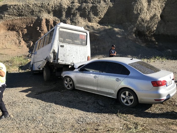 Foto - Tarım işçilerini taşıyan minibüs kaza yaptı! Ortalık savaş alanına döndü